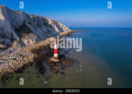 Vista aerea del faro di Beachy Head con la bassa marea, scogliere di gesso Seven Sisters, South Downs National Park, East Sussex, Inghilterra, Regno Unito Foto Stock