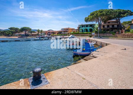 Veduta delle barche nel piccolo porto di Porto San Paolo, Porto San Paolo, Sardegna, Italia, Mediterraneo, Europa Foto Stock