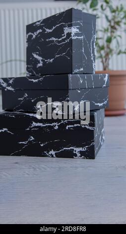 Scatole di cartone nere vuote per regali e regali. scatole per l'imballaggio di merci dai negozi.pacchetti festivi Foto Stock