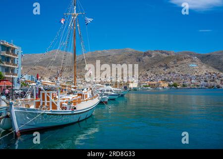 Vista del porto e della città di Kalimnos con colline sullo sfondo, Kalimnos, le isole del Dodecaneso, le isole greche, la Grecia, Europa Foto Stock