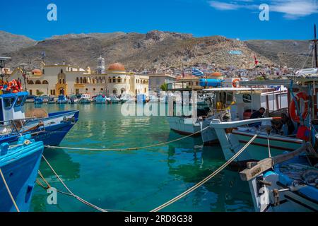 Vista delle barche portuali di Kalimnos con colline sullo sfondo, Kalimnos, le isole del Dodecaneso, le isole greche, la Grecia, Europa Foto Stock