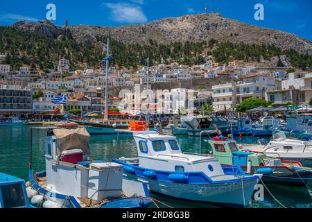 Vista delle barche portuali di Kalimnos con colline sullo sfondo, Kalimnos, le isole del Dodecaneso, le isole greche, la Grecia, Europa Foto Stock