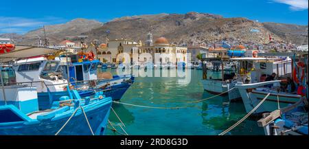 Vista delle barche portuali di Kalimnos con colline sullo sfondo, Kalimnos, le isole del Dodecaneso, le isole greche, la Grecia, Europa Foto Stock