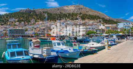 Vista delle barche portuali di Kalimnos con colline sullo sfondo, Kalimnos, le isole del Dodecaneso, le isole greche, la Grecia, Europa Foto Stock