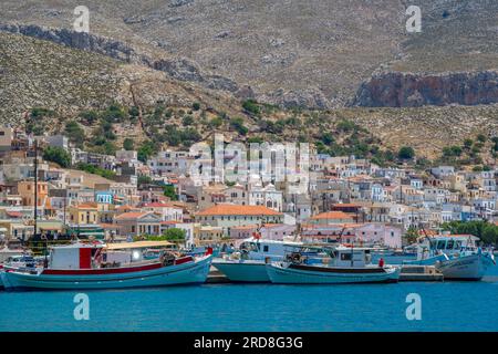 Vista del porto e della città di Kalimnos con colline sullo sfondo, Kalimnos, le isole del Dodecaneso, le isole greche, la Grecia, Europa Foto Stock