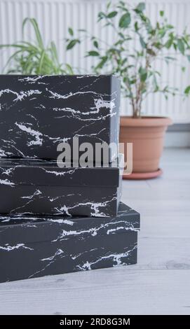 Scatole di cartone nere vuote per regali e regali. scatole per l'imballaggio di merci dai negozi.pacchetti festivi Foto Stock