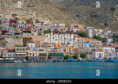 Vista del porto e della città di Kalimnos con colline sullo sfondo, Kalimnos, le isole del Dodecaneso, le isole greche, la Grecia, Europa Foto Stock