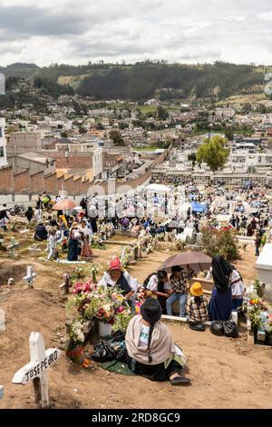 Celebrazioni di dia de los Muertos (giorno dei morti) presso il cimitero di Otavalo, Imbabura, Ecuador, Sud America Foto Stock