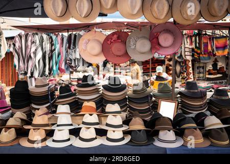 Cappelli in mostra, mercato di Otavalo, Imbabura, Ecuador, Sud America Foto Stock