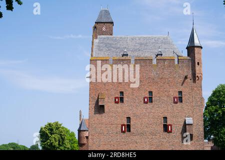 Castello medievale di Doornenburg a Doornenburg nei Paesi Bassi con un cielo blu con alcune nuvole Foto Stock