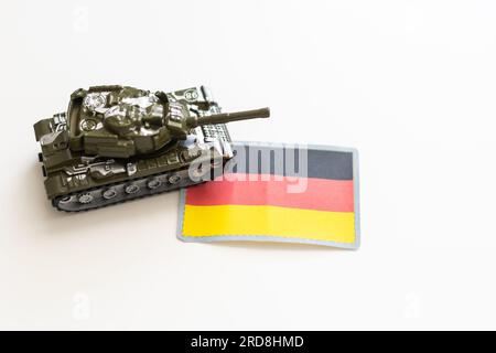 Lanciarazzi e carri armati sullo sfondo della bandiera tedesca. Concetto di veicoli corazzati militari pesanti in Germania. Illustrazione 3D. Foto Stock