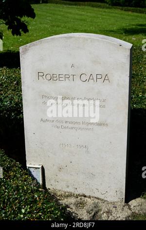 Memoriale al famoso fotografo di guerra Robert Capa, 1913-1954. Bayeux, Francia. Foto Stock