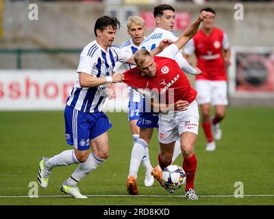 Jukka Raitala di HJK Helsinki torna sul Leroy Millar di Larne durante il primo turno di qualificazione della UEFA Champions League, partita di andata e ritorno a Solitude, Belfast. Data foto: Mercoledì 19 luglio 2023. Foto Stock