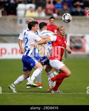 Jukka Raitala di HJK Helsinki torna sul Leroy Millar di Larne durante il primo turno di qualificazione della UEFA Champions League, partita di andata e ritorno a Solitude, Belfast. Data foto: Mercoledì 19 luglio 2023. Foto Stock