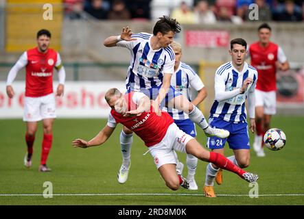 Jukka Raitala di HJK Helsinki abbatte Leroy Millar di Larne durante il primo turno di qualificazione della UEFA Champions League, partita di andata e ritorno a Solitude, Belfast. Data foto: Mercoledì 19 luglio 2023. Foto Stock