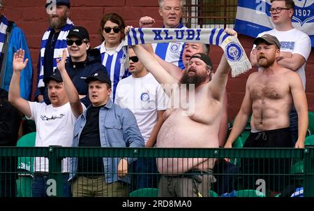 I tifosi dell'HJK Helsinki in tribuna mostrano il loro sostegno durante il primo turno di qualificazione della UEFA Champions League, partita di andata e ritorno a Solitude, Belfast. Data foto: Mercoledì 19 luglio 2023. Foto Stock