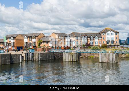 Ingresso alle Penarth Marinas dalla Cardiff Bay Barrage - fotografato in una soleggiata giornata estiva nel Galles meridionale Foto Stock