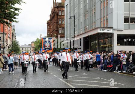 Banda marciante nel giorno degli Orangemens a Belfast Foto Stock