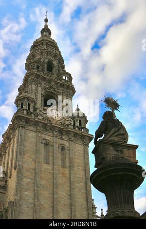 Statua in pietra di una donna e fontana a cavallo di fronte alla Torre dell'Orologio della Cattedrale di Santiago Praza de Praterías Santiago de Compostela Galizia Spagna Foto Stock