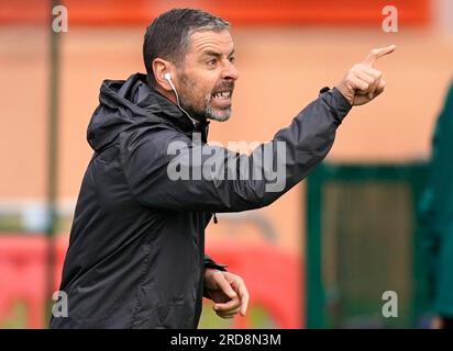 Il manager di Larne, Tiernan Lynch, fa un gesto sulla linea di contatto durante il primo turno di qualificazione della UEFA Champions League, partita di andata e ritorno a Solitude, Belfast. Data foto: Mercoledì 19 luglio 2023. Foto Stock