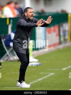 Il manager di Larne, Tiernan Lynch, fa un gesto sulla linea di contatto durante il primo turno di qualificazione della UEFA Champions League, partita di andata e ritorno a Solitude, Belfast. Data foto: Mercoledì 19 luglio 2023. Foto Stock