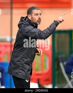 Il manager di Larne, Tiernan Lynch, fa un gesto sulla linea di contatto durante il primo turno di qualificazione della UEFA Champions League, partita di andata e ritorno a Solitude, Belfast. Data foto: Mercoledì 19 luglio 2023. Foto Stock