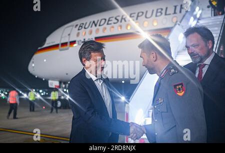 NEU Delhi, India. 20 luglio 2023. Robert Habeck (l, Bündnis 90/die Grünen), Vice Cancelliere e Ministro federale dell'economia e della protezione del clima, è ricevuto all'aeroporto di nuova Delhi. Oltre ai colloqui politici, la partecipazione alla riunione del G20 è all'ordine del giorno. Crediti: Britta Pedersen/dpa/Alamy Live News Foto Stock