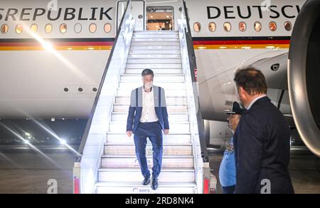 NEU Delhi, India. 20 luglio 2023. Robert Habeck (Bündnis 90/Die Grünen), Vice Cancelliere e Ministro federale dell'economia e della protezione del clima, sarà ricevuto all'aeroporto di nuova Delhi. Oltre ai colloqui politici, la partecipazione alla riunione del G20 è all'ordine del giorno. Crediti: Britta Pedersen/dpa/Alamy Live News Foto Stock