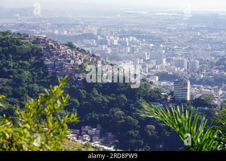 Paesaggio urbano dal punto panoramico di Mirante Dona Marta con favelas e la foresta di Tijuca, Rio de Janeiro, Brasile Foto Stock
