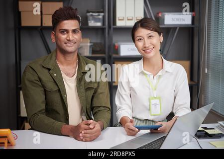 Ritratto del responsabile del servizio di riparazione smartphone e del suo cliente Foto Stock