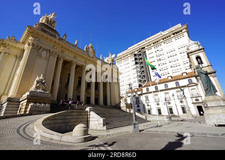 RIO DE JANEIRO, BRASILE - 22 GIUGNO 2023: Paesaggio urbano di Rio de Janeiro con Palazzo Tiradentes e chiesa di San Josè, Rio de Janeiro, Brasile Foto Stock