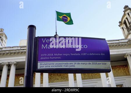 RIO DE JANEIRO, BRASILE - 22 GIUGNO 2023: Cartello stradale tributo Marielle Franco presso la camera Municipale di Rio de Janeiro, Brasile Foto Stock