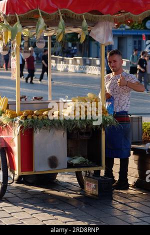 L'uomo dà un pollice in alto mentre vende mais da un carro rosso a Sultanahmet, Istanbul, Turchia. Foto Stock