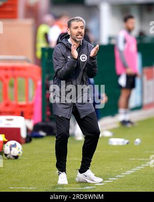 Il manager di Larne Tiernan Lynch reagisce sulla linea di contatto durante il primo turno di qualificazione della UEFA Champions League, partita di andata e ritorno a Solitude, Belfast. Data foto: Mercoledì 19 luglio 2023. Foto Stock