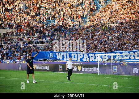 Karlsruhe, Germania. 19 luglio 2023. Calcio: Test match, Karlsruher SC - FC Liverpool: L'allenatore del Liverpool Jürgen Klopp (l) ondata ai tifosi dopo la partita. Credito: Philipp von Ditfurth/dpa/Alamy Live News Foto Stock