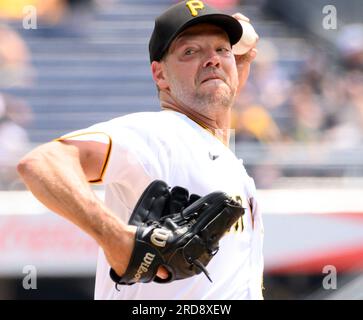 Pittsburgh, Stati Uniti. 19 luglio 2023. Il lanciatore dei Pittsburgh Pirates Rich Hill (44) partì contro i Cleveland Guardians al PNC Park mercoledì 19 luglio 2023 a Pittsburgh. Foto di Archie Carpenter/UPI credito: UPI/Alamy Live News Foto Stock