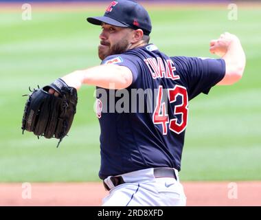 Pittsburgh, Stati Uniti. 19 luglio 2023. Il lanciatore dei Cleveland Guardians Aaron Civale (43) partì contro i Pittsburgh Pirates al PNC Park mercoledì 19 luglio 2023 a Pittsburgh. Foto di Archie Carpenter/UPI credito: UPI/Alamy Live News Foto Stock