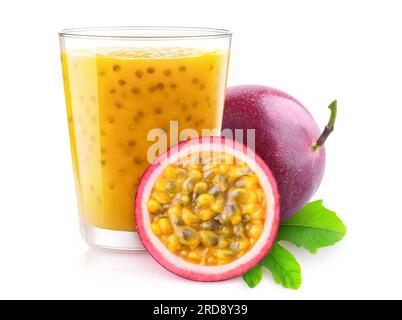Bicchiere di frutto della passione e frutta fresca, isolata su sfondo bianco Foto Stock