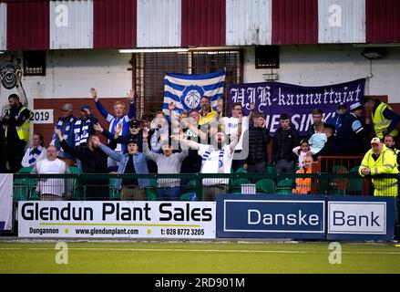 I tifosi dell'HJK Helsinki in tribuna mostrano il loro sostegno durante il primo turno di qualificazione della UEFA Champions League, partita di andata e ritorno a Solitude, Belfast. Data foto: Mercoledì 19 luglio 2023. Foto Stock