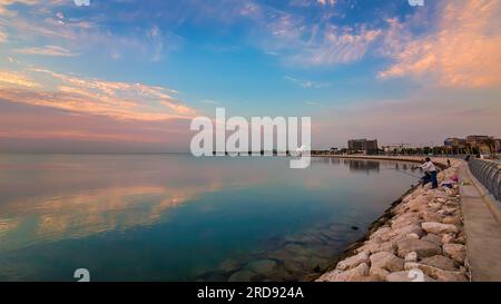 Spettacolare alba nuvole vista in Alkhobar mare lato Arabia Saudita. Città : Khobar, Nazione : Arabia Saudita. Foto Stock