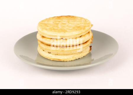 Pila di waffle tostati sul piatto Foto Stock