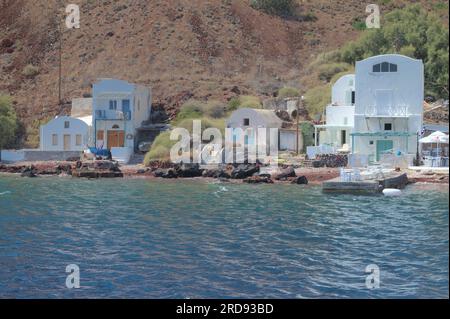 Insediamento rurale sul lungomare dell'isola di Santorini. Grecia Foto Stock