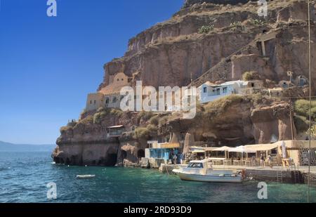 Insediamento rurale sul lungomare dell'isola di Santorini. Grecia Foto Stock