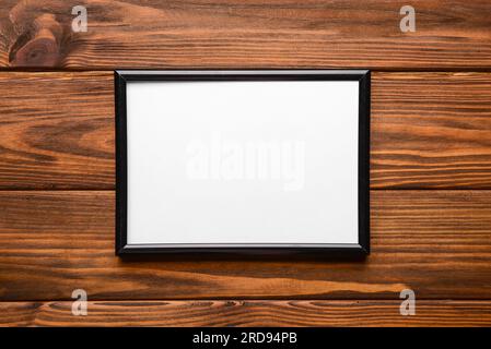 Cornice fotografica vuota su sfondo in legno Foto Stock