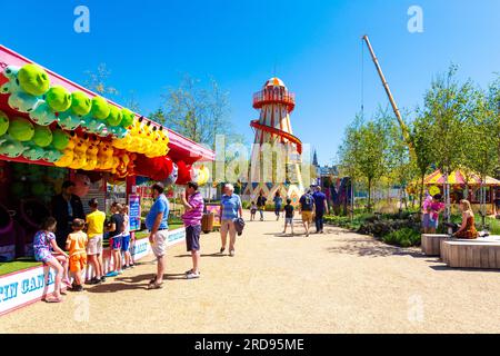 Gente al parco divertimenti Dreamland e Helter Skelter ride in background, Margate, Kent, Inghilterra Foto Stock