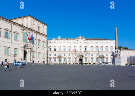 Roma, Lazio, Italia Un paesaggio in Piazza del Quirinale con Palazzo del Quirinale, Palazzo della consulta Obelisco del Quirinale, Scuderie del Quirinale. Foto Stock