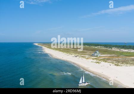 Vista aerea di una barca a vela sulla spiaggia di Fort Morgan, Alabama Foto Stock