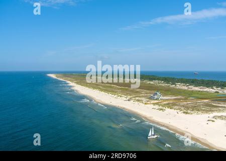 Vista aerea di una barca a vela sulla spiaggia di Fort Morgan, Alabama Foto Stock