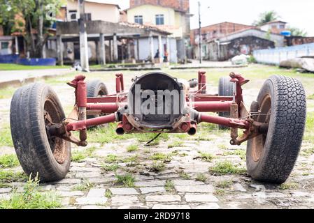 Carcassa abbandonata di un'auto passeggeri in via Acupe, quartiere Santo Amaro, Bahia. Foto Stock