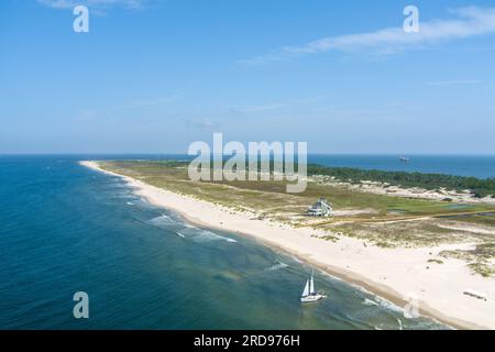 Vista aerea di una barca a vela sulla spiaggia di Fort Morgan, Alabama Foto Stock